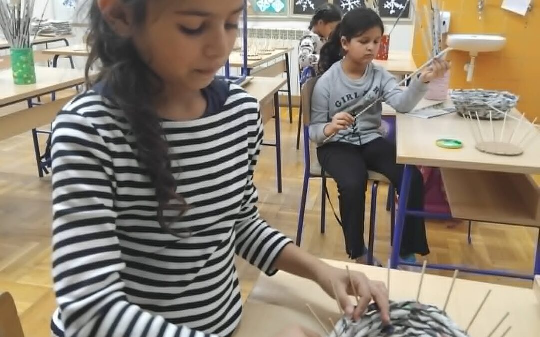 Mali ekolozi Područne škole izrađuju uskrsne košarice