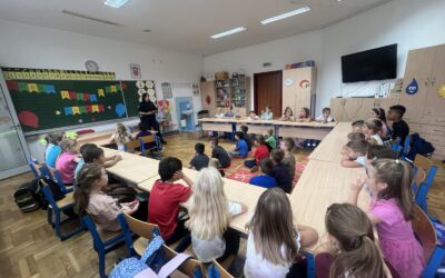 Posjet policijske službenice prvim razredima – učimo kako sigurno sudjelovati u prometu
